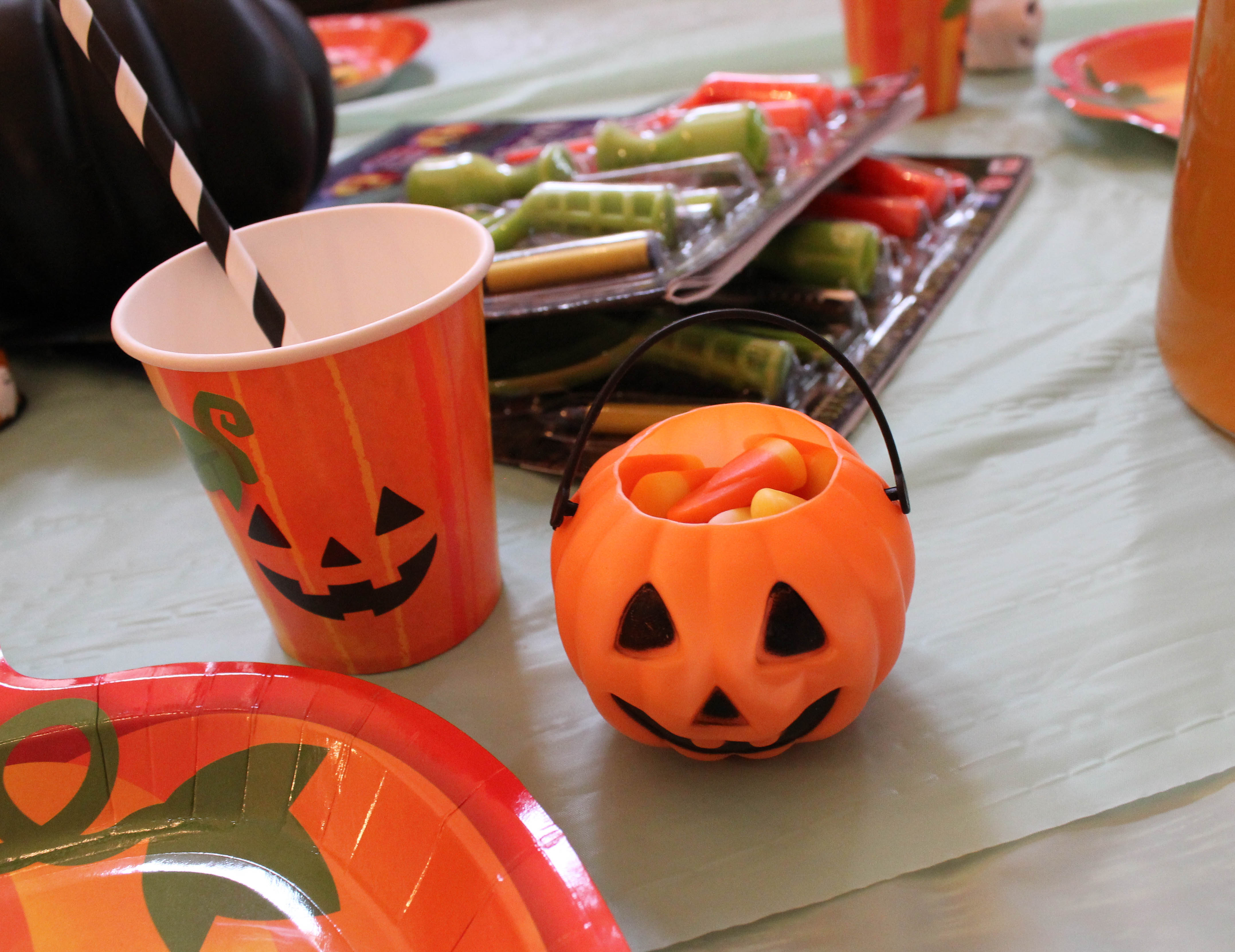 pumpkin-carving-party-costumes-kids-halloween-25