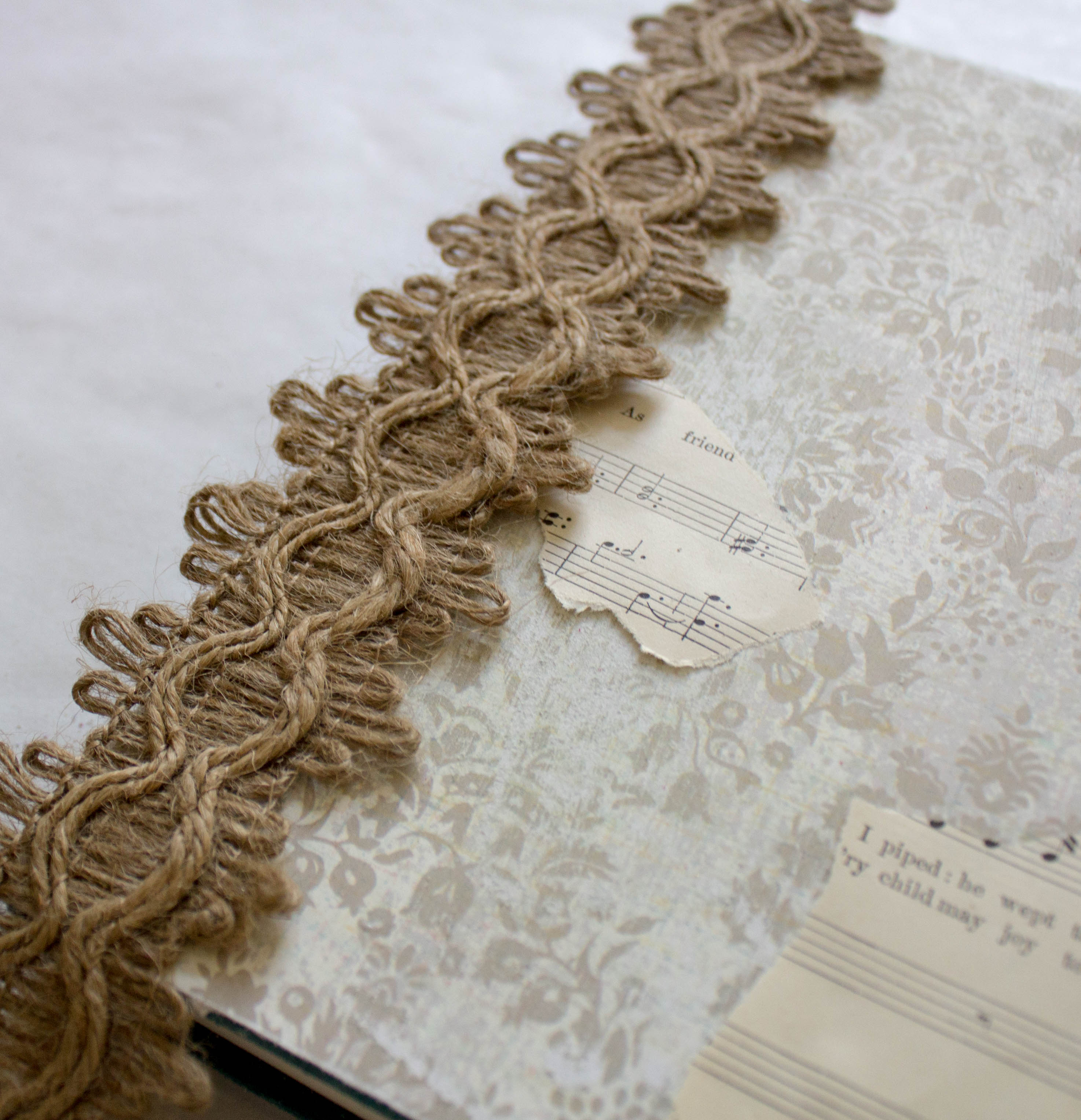 burlap-and-lace-trim-wedding-decor-diy-idea-13