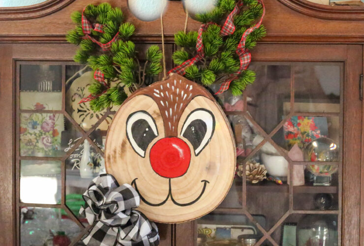 wood slice reindeer craft